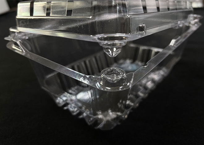 thermoforming mold - Triangular and oval-shaped snap button locks